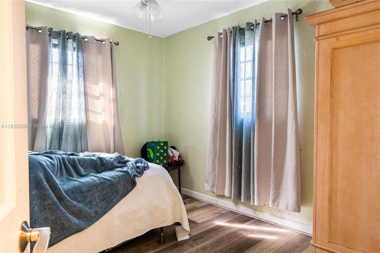 1300 NE 203rd St, Miami, FL 33179 Photo