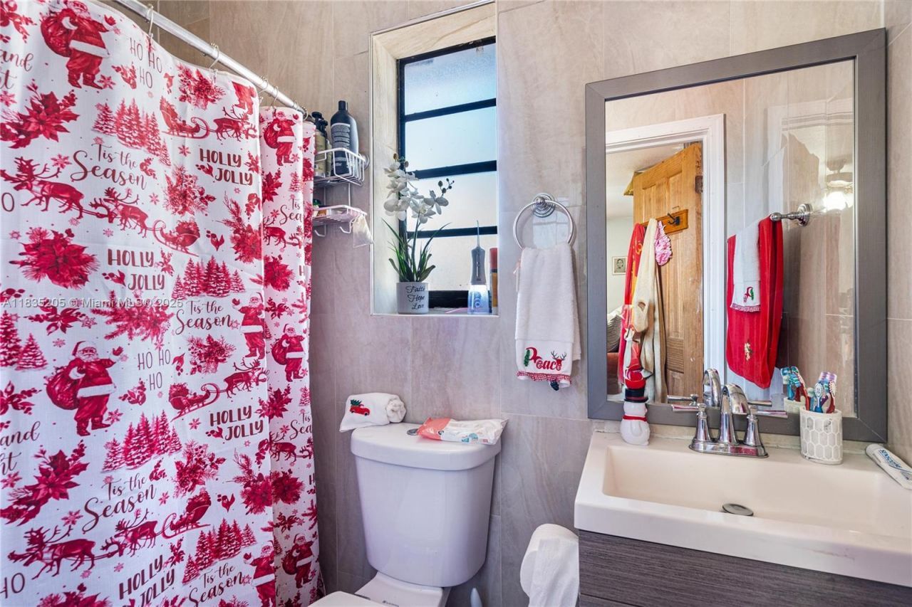 1300 NE 203rd St, Miami, FL 33179 Photo