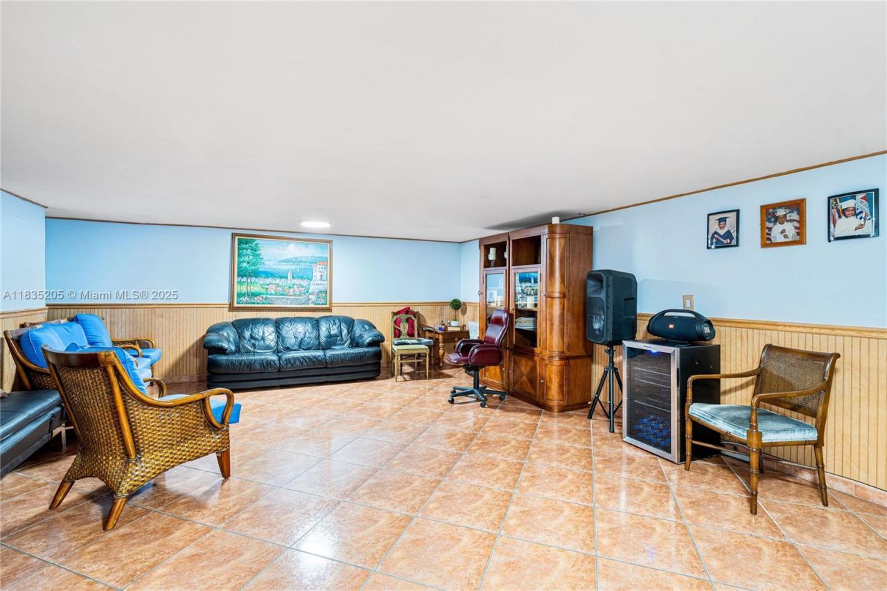 1300 NE 203rd St, Miami, FL 33179 Photo