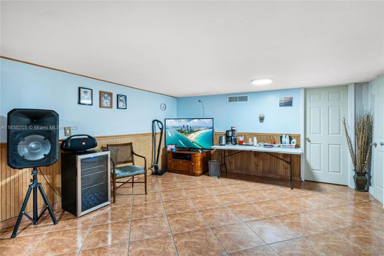 1300 NE 203rd St, Miami, FL 33179 Photo