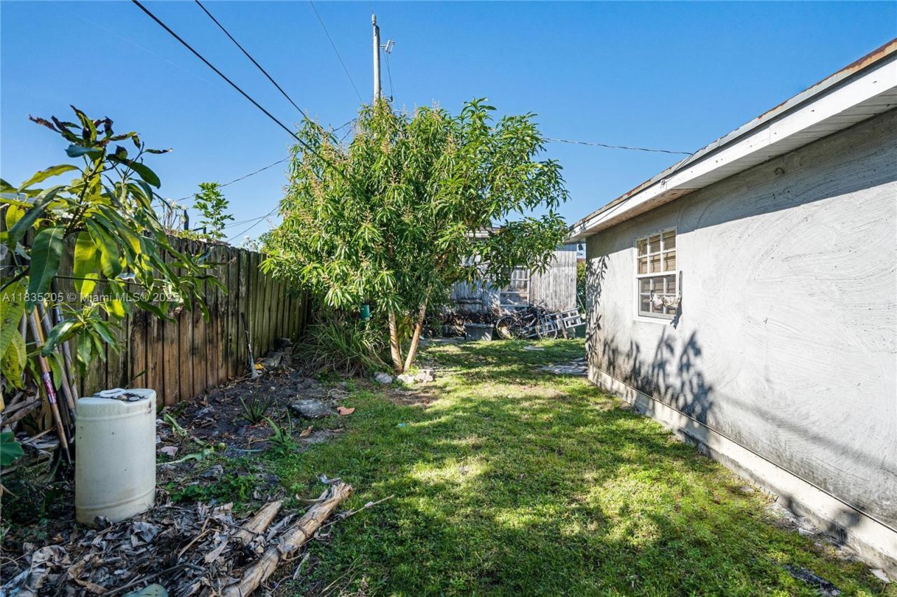 1300 NE 203rd St, Miami, FL 33179 Photo