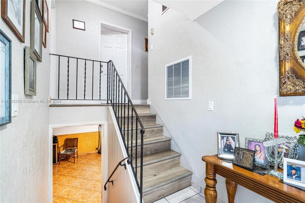 1300 NE 203rd St, Miami, FL 33179 Photo