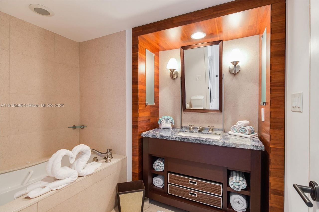 6801 Collins Ave, Unit 1415, Miami Beach, FL 33141 Photo