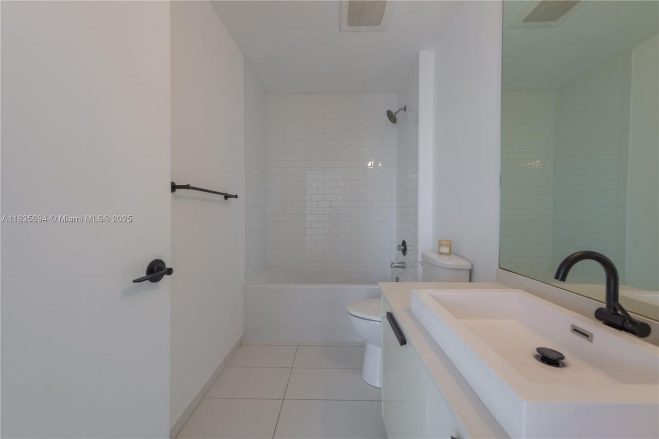 151 SE 1st St, Unit 2205, Miami, FL 33131 Photo