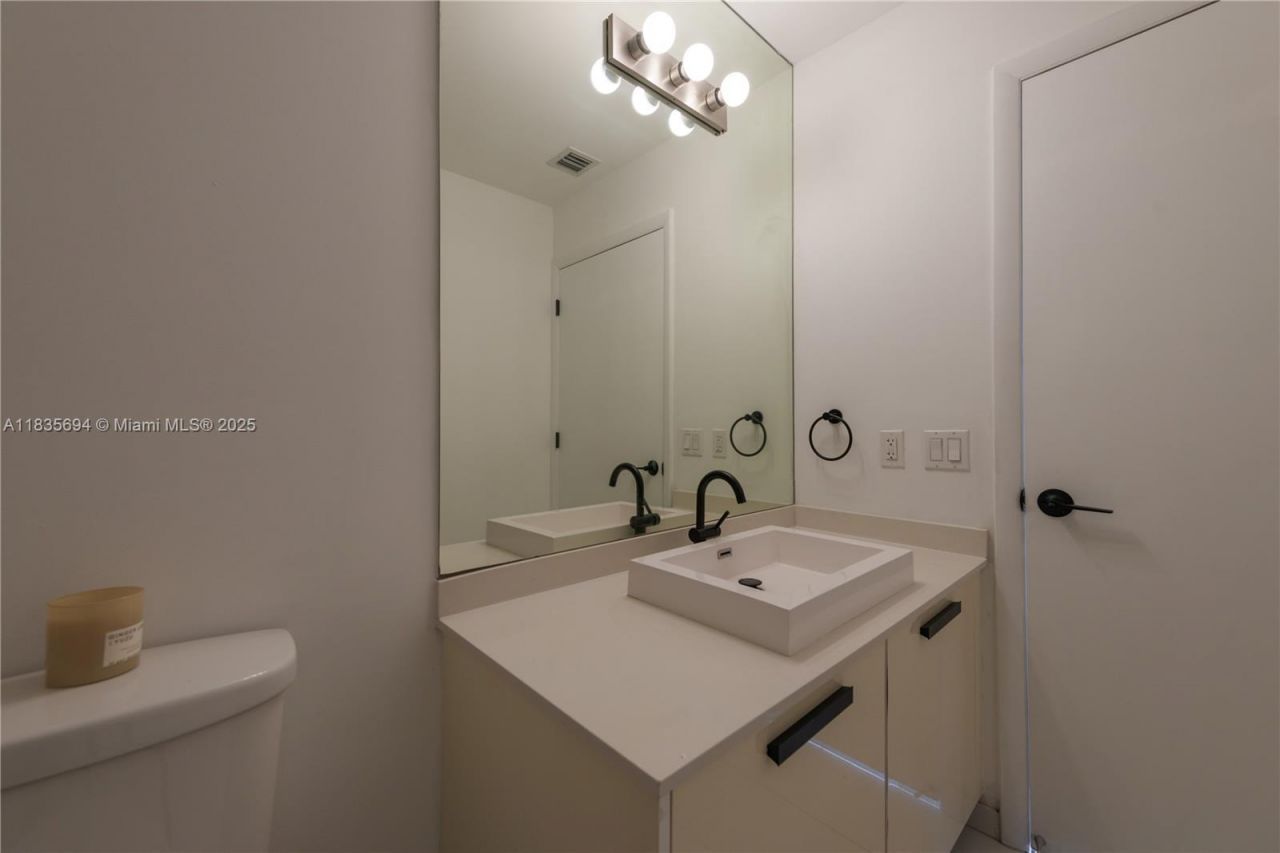 151 SE 1st St, Unit 2205, Miami, FL 33131 Photo