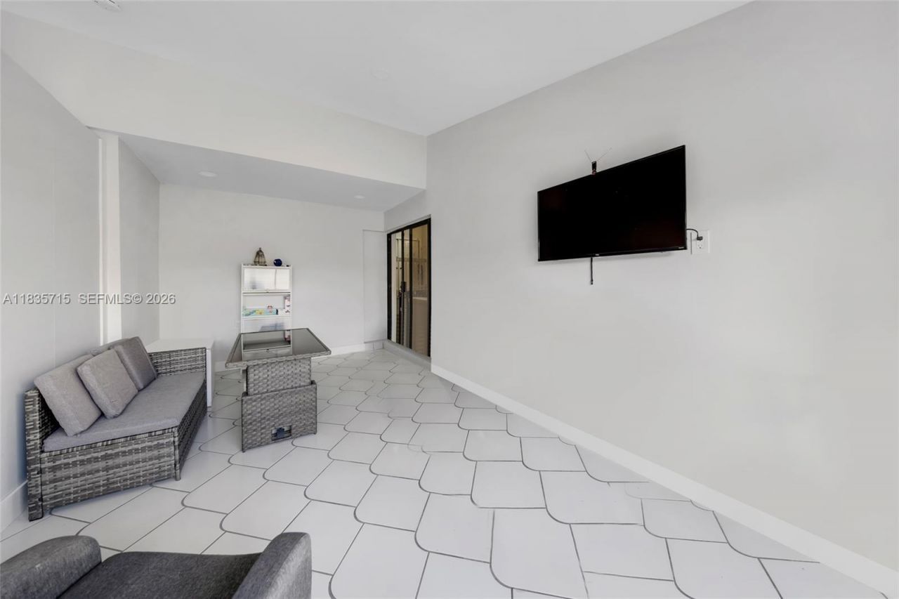 6637 NW 181st Ln, Hialeah, FL 33015 Photo