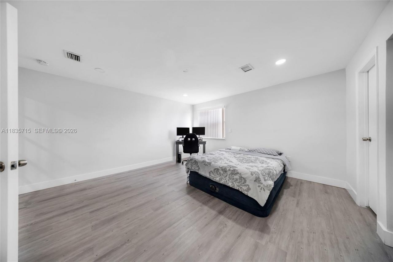 6637 NW 181st Ln, Hialeah, FL 33015 Photo