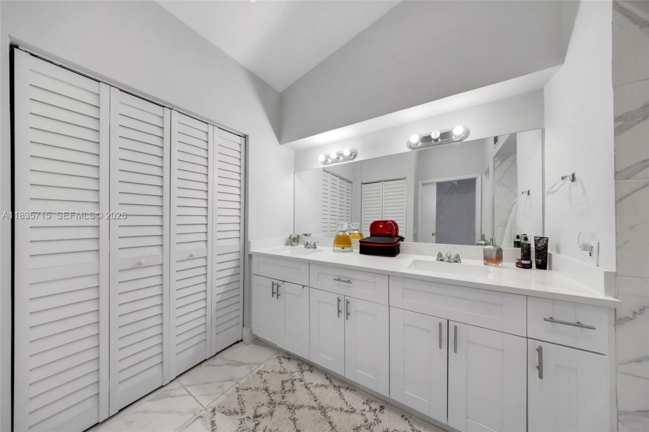6637 NW 181st Ln, Hialeah, FL 33015 Photo