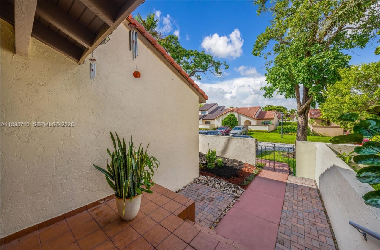 6637 NW 181st Ln, Hialeah, FL 33015 Photo