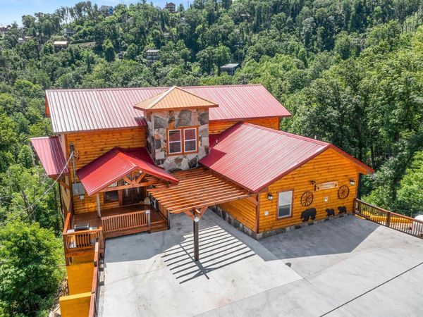 720 Pinecrest Drive, Gatlinburg, TN 37738