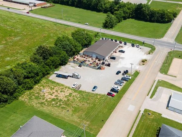 202 W Deerwood Drive, Jackson, MO 63755