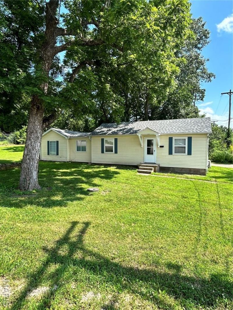 615 N Old Highway 66, Bourbon, MO 65441 Main Photo