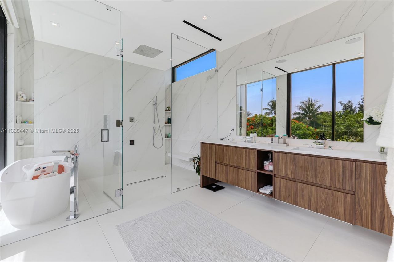 2355 Meridian Ave, Miami Beach, FL 33140 Photo