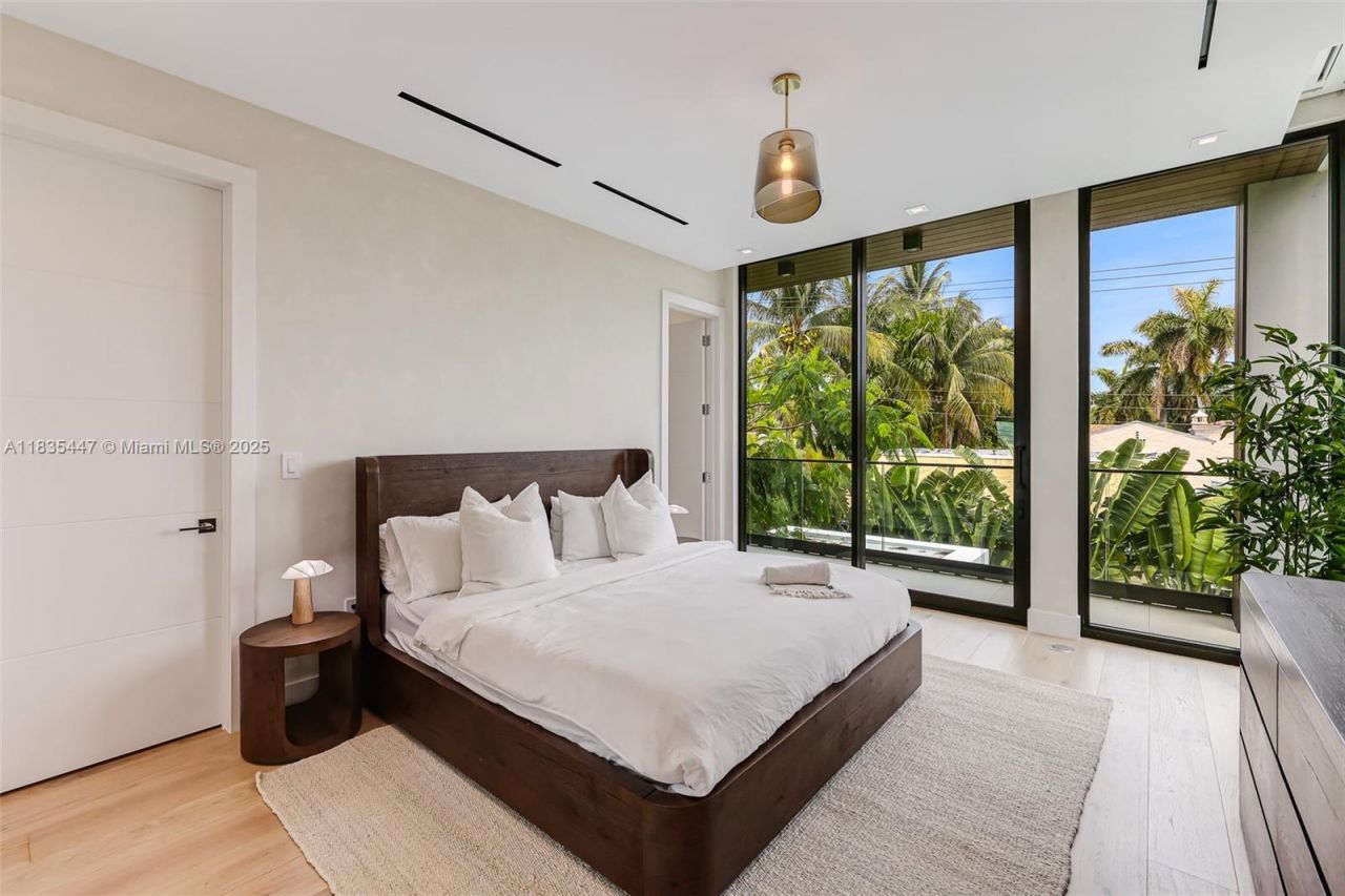 2355 Meridian Ave, Miami Beach, FL 33140 Photo