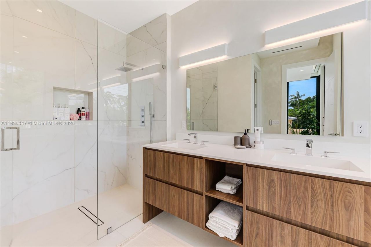 2355 Meridian Ave, Miami Beach, FL 33140 Photo