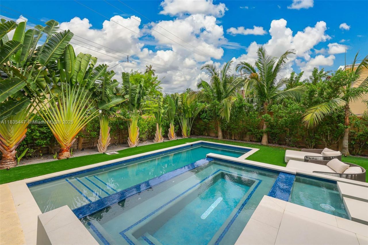 2355 Meridian Ave, Miami Beach, FL 33140 Photo