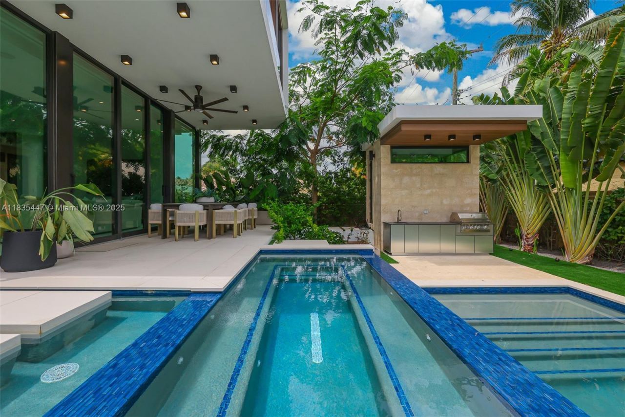 2355 Meridian Ave, Miami Beach, FL 33140 Photo