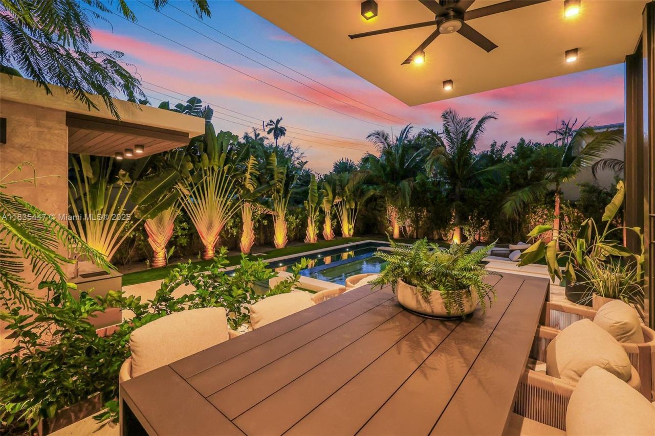 2355 Meridian Ave, Miami Beach, FL 33140 Photo