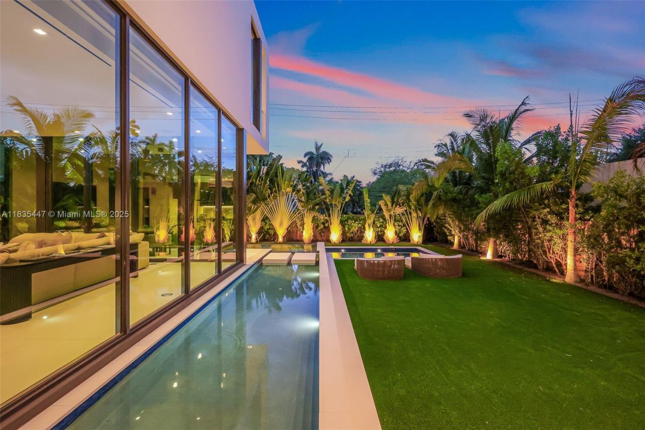 2355 Meridian Ave, Miami Beach, FL 33140 Photo