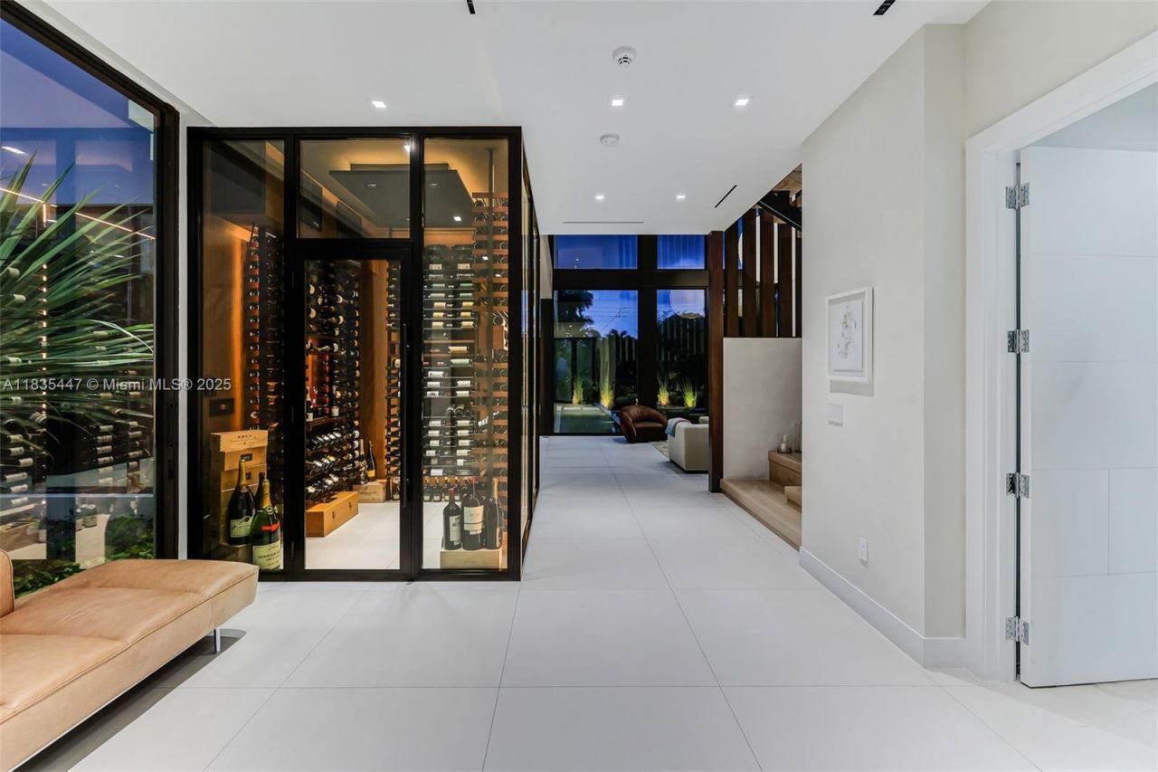 2355 Meridian Ave, Miami Beach, FL 33140 Photo