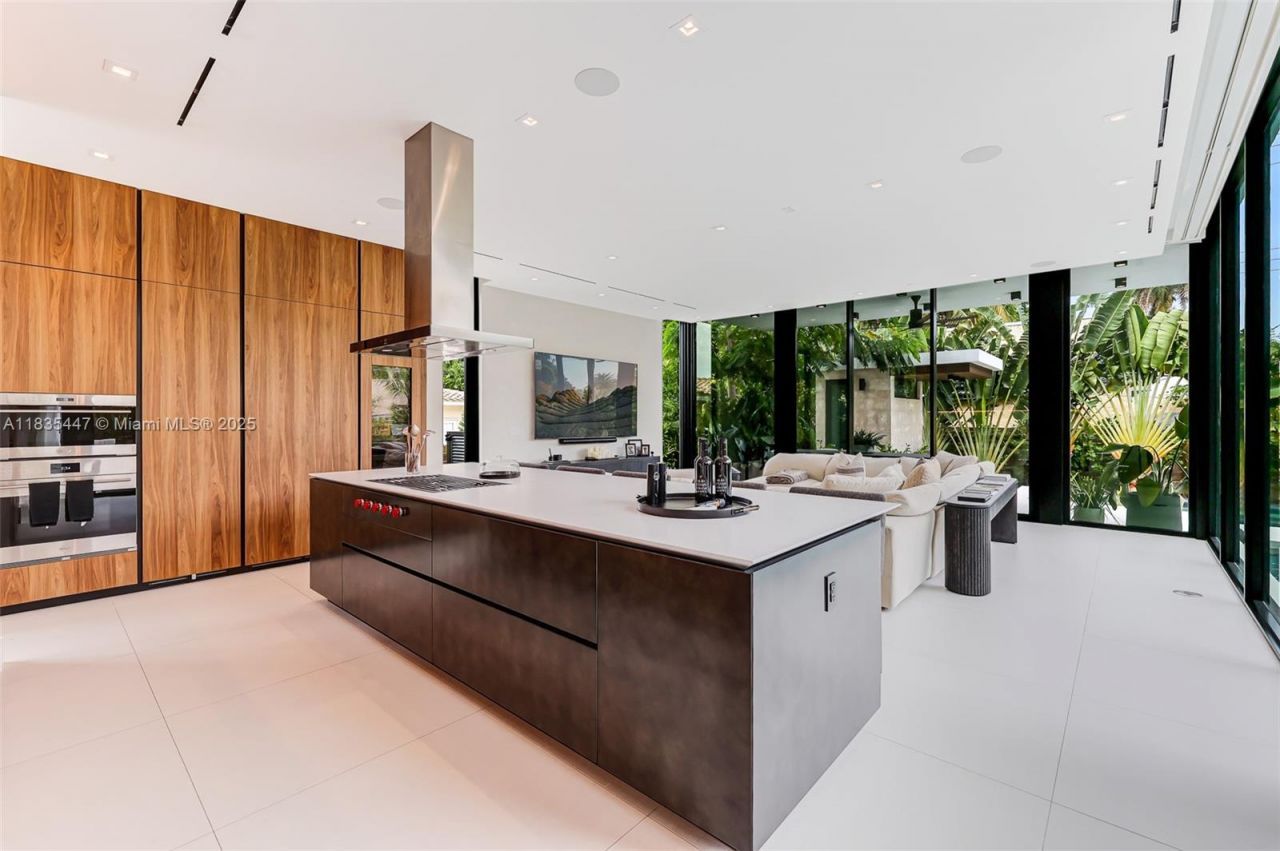 2355 Meridian Ave, Miami Beach, FL 33140 Photo