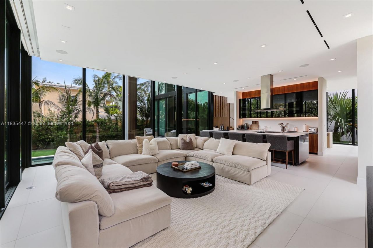 2355 Meridian Ave, Miami Beach, FL 33140 Photo