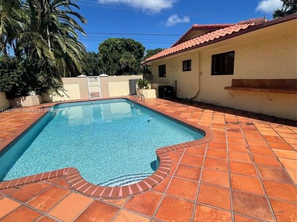 5550 SW 87th Ave, Miami, FL 33165