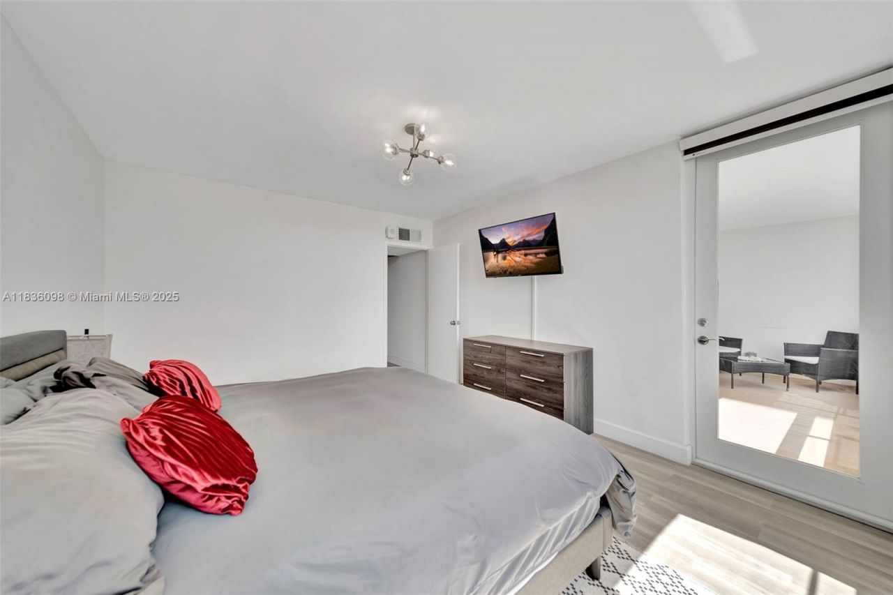 5005 Collins Ave, Unit 815, Miami Beach, FL 33140 Photo