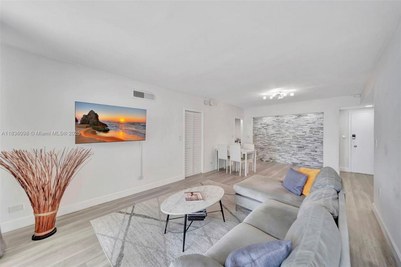 5005 Collins Ave, Unit 815, Miami Beach, FL 33140 Photo