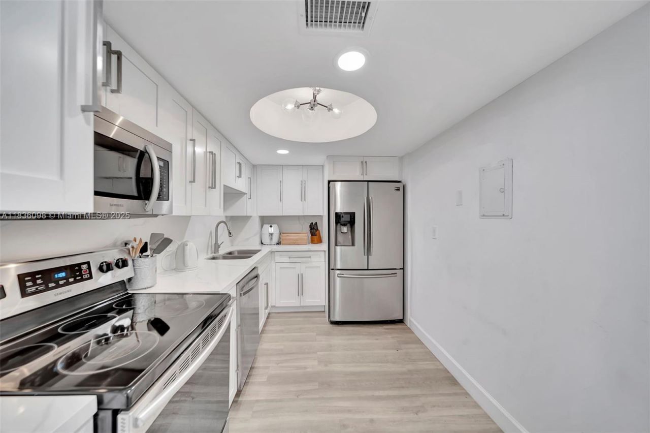 5005 Collins Ave, Unit 815, Miami Beach, FL 33140 Photo