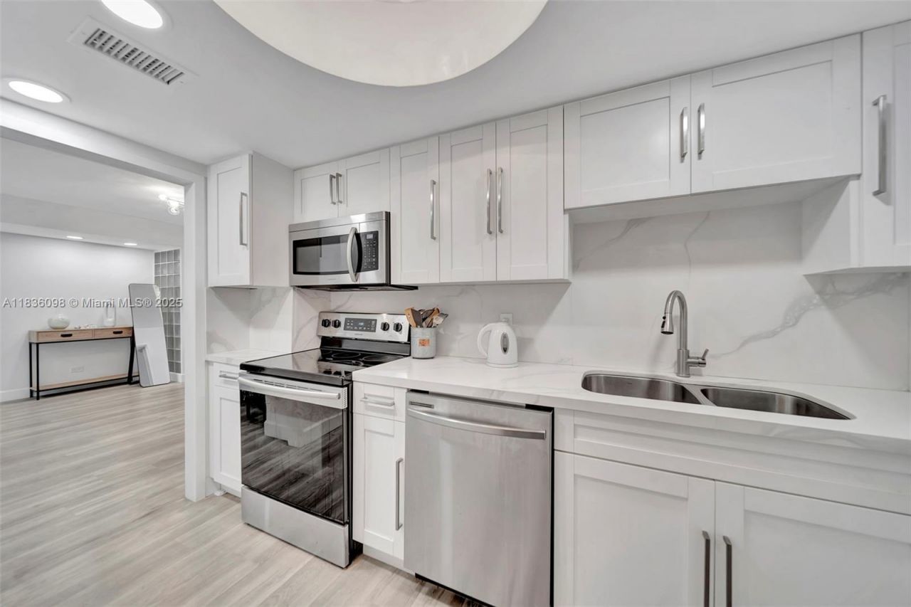 5005 Collins Ave, Unit 815, Miami Beach, FL 33140 Photo