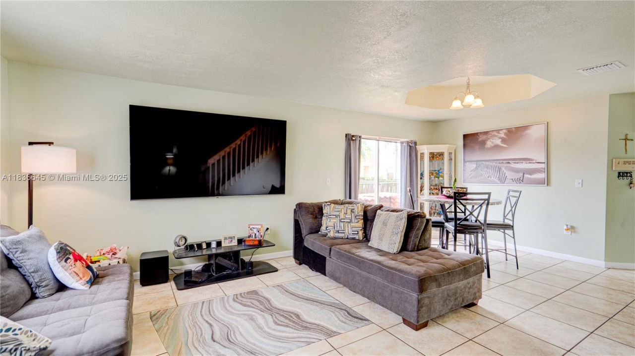 8740 SW 214th Ter, Cutler Bay, FL 33189 Photo