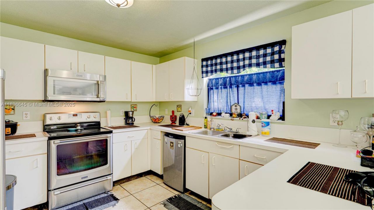 8740 SW 214th Ter, Cutler Bay, FL 33189 Photo