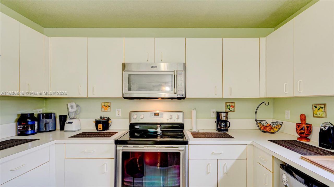 8740 SW 214th Ter, Cutler Bay, FL 33189 Photo