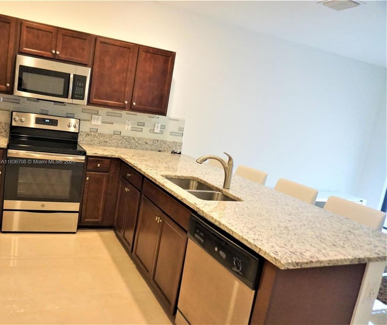 10498 W 33rd Way, Hialeah, FL 33018 Photo