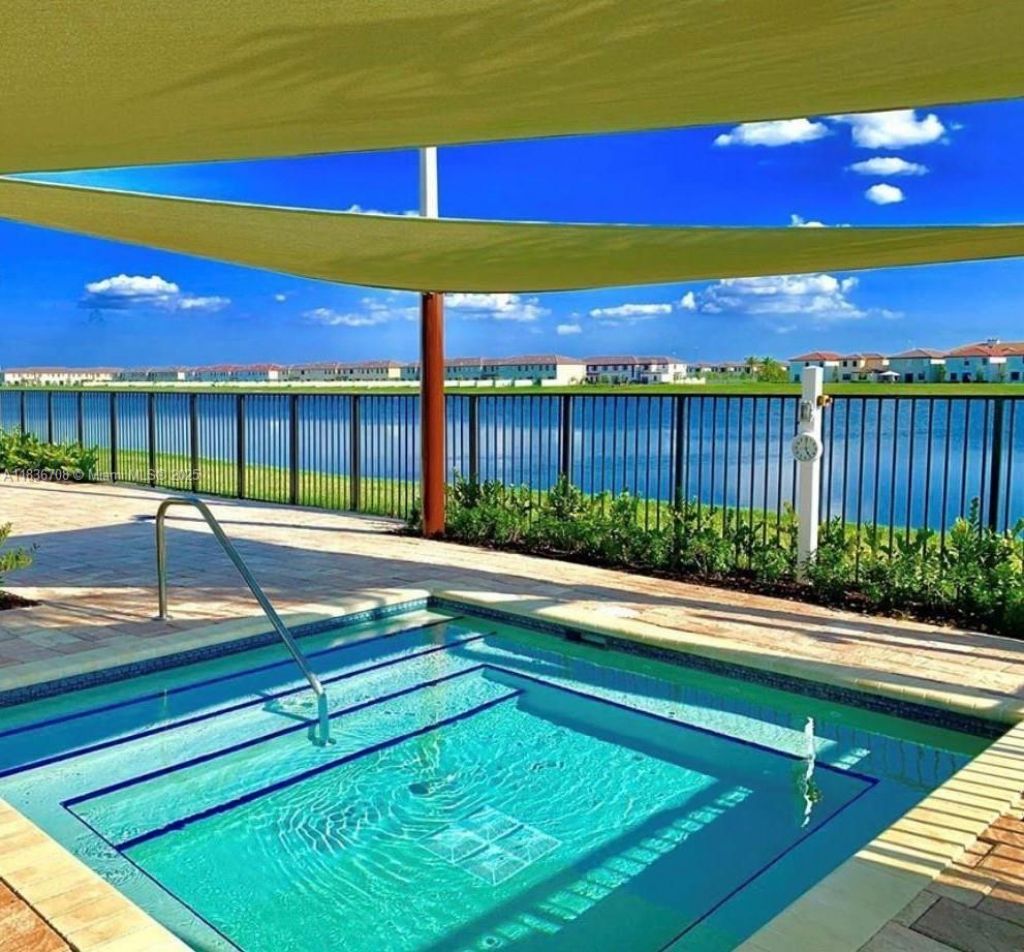 10498 W 33rd Way, Hialeah, FL 33018 Photo