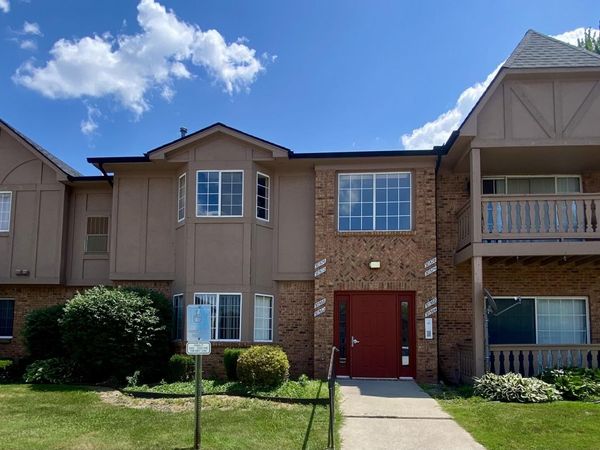 30566 Oakridge Manor Drive, Unit 24, Roseville, MI 48066