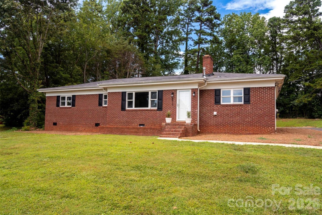 6517 Elmwood Circle, Charlotte, NC 28214 Main Photo