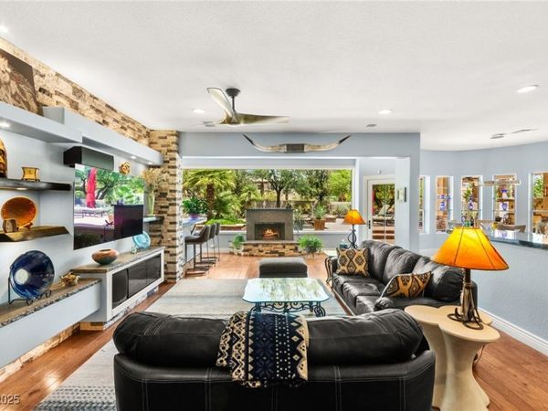 7428 Doe Avenue, Las Vegas, NV 89117