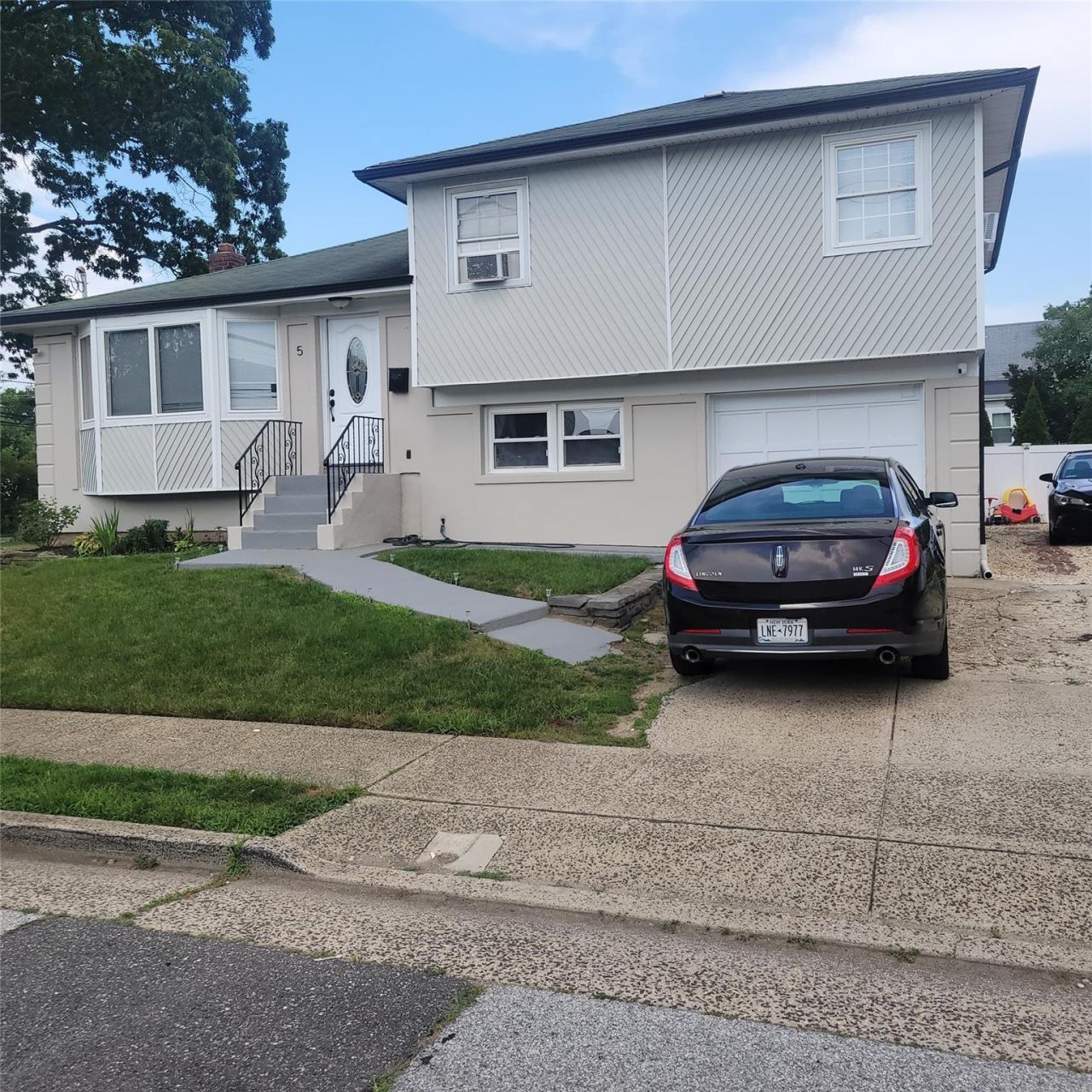 5 Sportsmans Avenue, Freeport, NY 11520 Main Photo