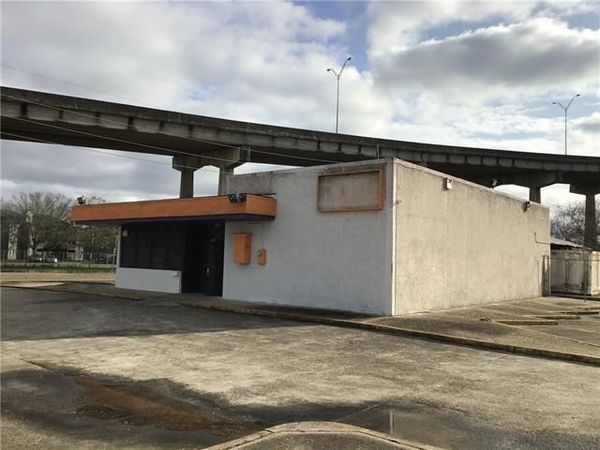 6057 WOODLAND Highway, New Orleans, LA 70131