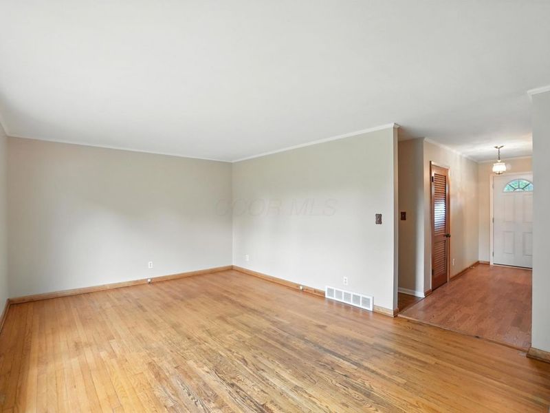 899 Meadowview Drive, Columbus, OH 43224 Photo 10