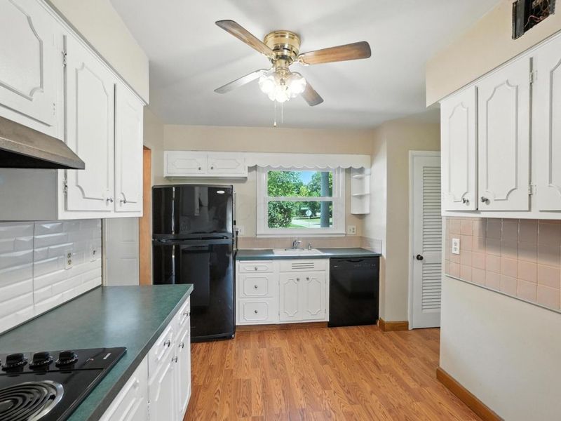 899 Meadowview Drive, Columbus, OH 43224 Photo 18