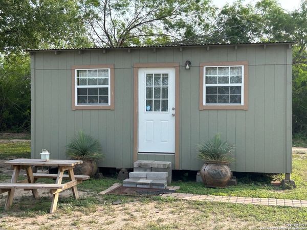 1616 Middle Road, George West, TX 78022