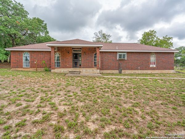 1026 Eagle Creek Dr, Floresville, TX 78114