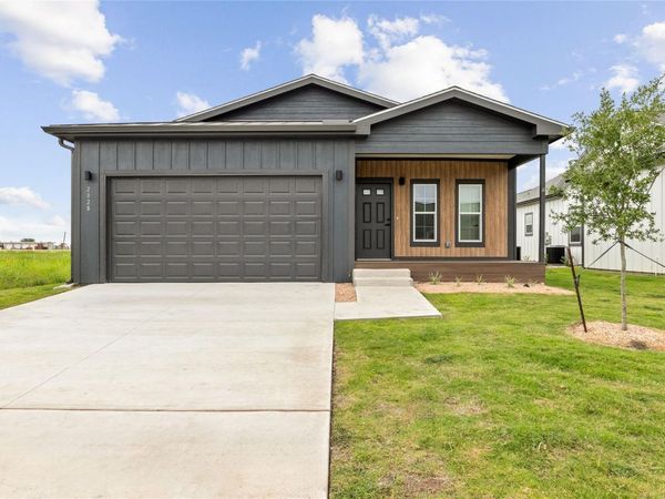 2028 Applewood DR, Lockhart, TX 78644