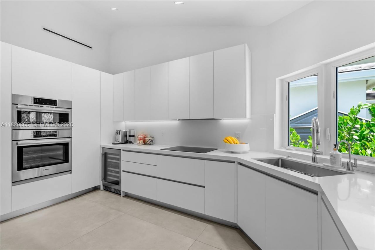 9033 Emerson Ave, Surfside, FL 33154 Photo