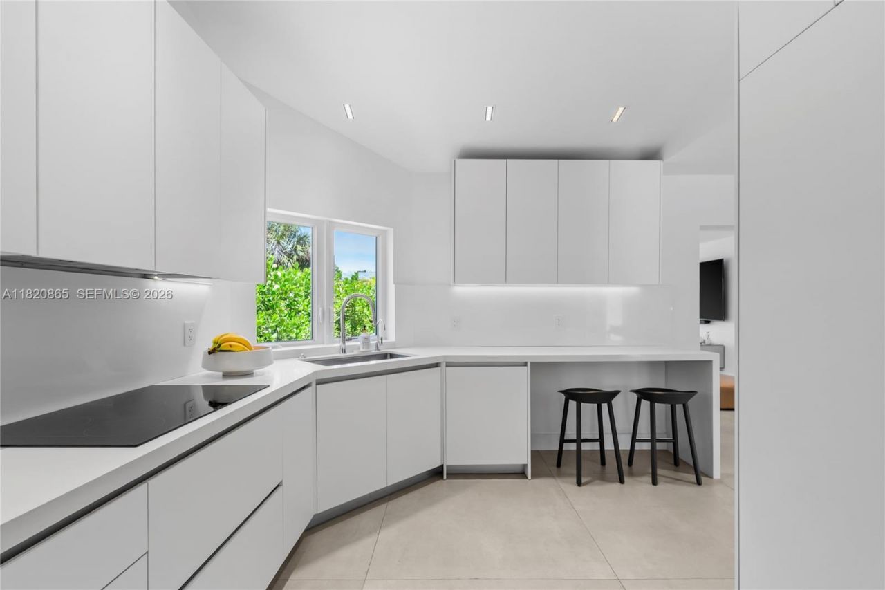 9033 Emerson Ave, Surfside, FL 33154 Photo