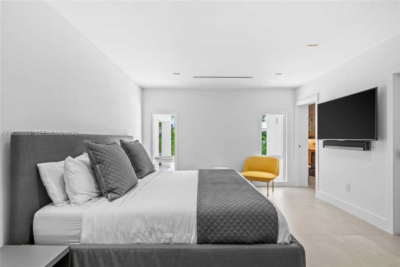 9033 Emerson Ave, Surfside, FL 33154 Photo