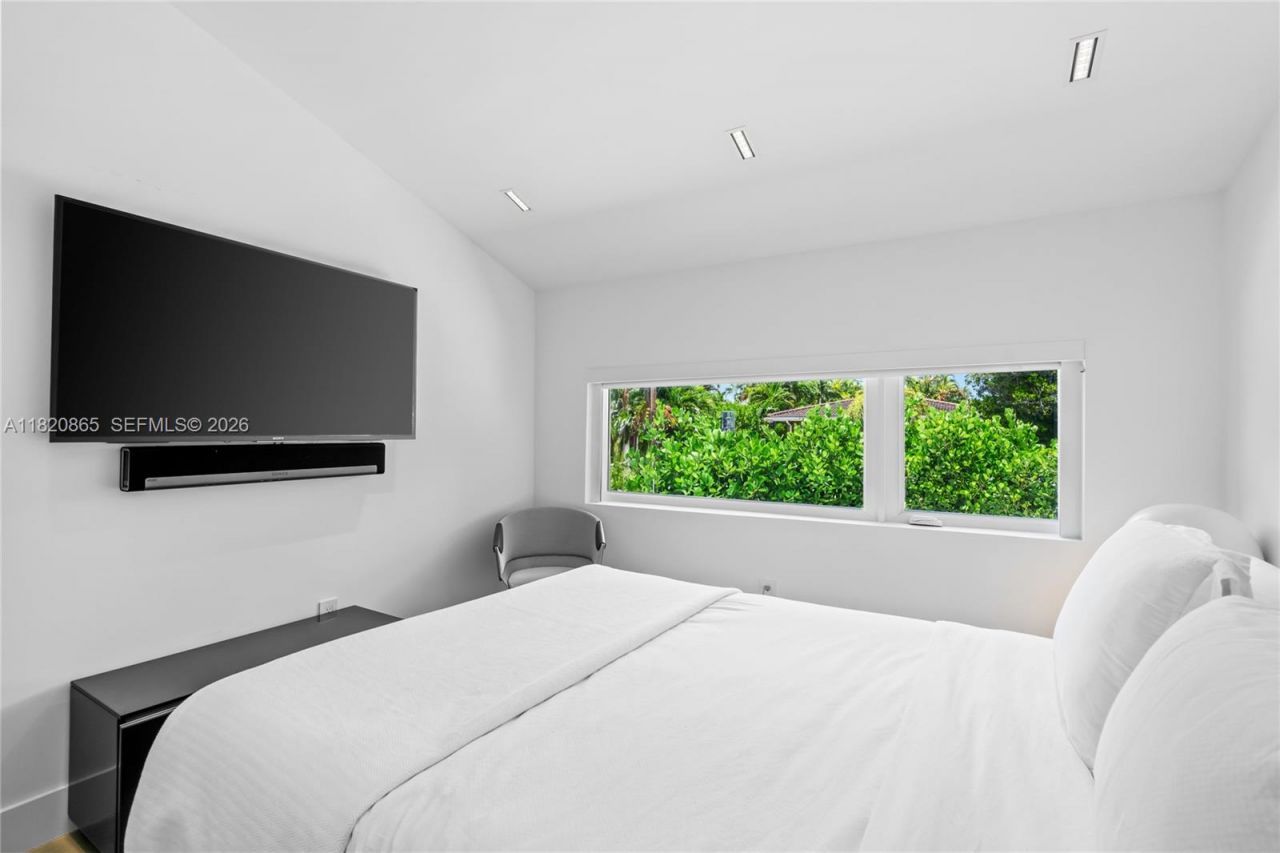 9033 Emerson Ave, Surfside, FL 33154 Photo